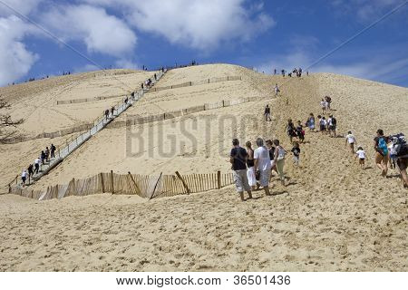 PYLA SUR MER, FRANCE - 8 août : Les gens visite de la célèbre dune du Pyla, la plus haute dune de sable d'E