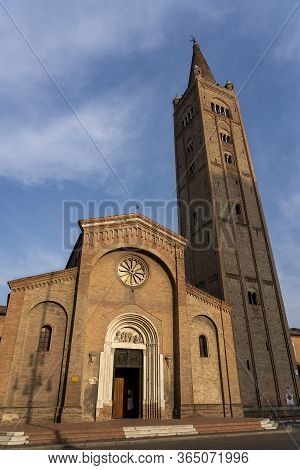 Historic Aurelio Saffi Square In Forli, Emilia Romagna, Italy: Facade Of San Mercuriale