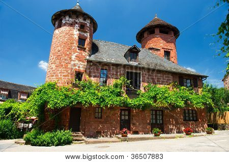 Typique maison rouge avec des tours en français Collonges la Rouge