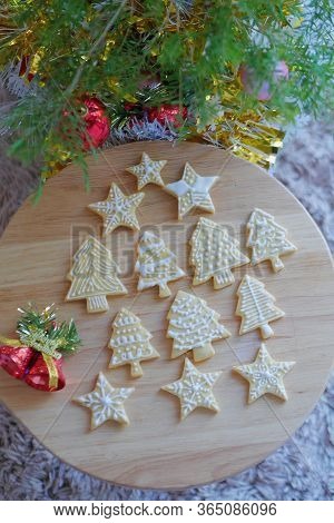 Christmascookies - Collection Tree Of Gingerbread Cookie On Wood Tray