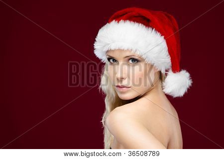 Bella donna in berretto di Natale, isolato su viola