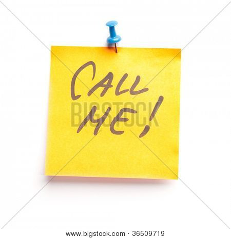 Sticky note con testo mi chiamano su di esso, isolato su sfondo bianco