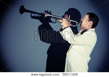 Retrato de um músico tocando a trombeta no estúdio.