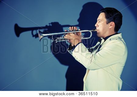 Retrato de um músico tocando a trombeta no estúdio.