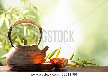 茶壶和杯子上竹叶的表。