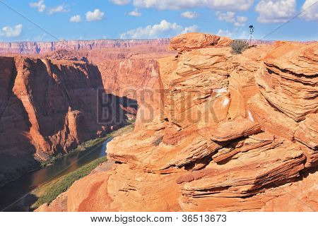 Stativ für das Schießen auf einem steilen und gefährlichen Ufer des Colorado River.   Der bekannte Fluss Col