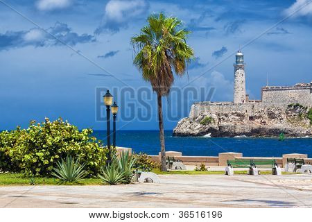 Zamek El Morro, symbol Havana, a pobliski park romantyczny w dniu z piękne niebo