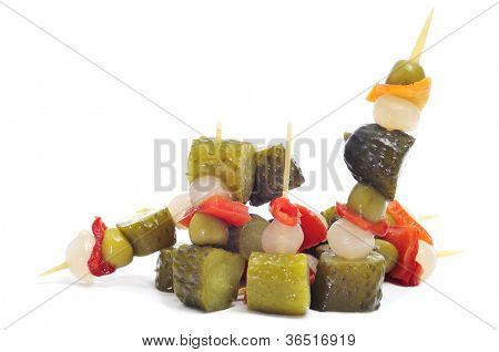 banderillas spagnole, spiedini con sottaceti, olive, aglio, sottaceti, cipolla e peperone rosso