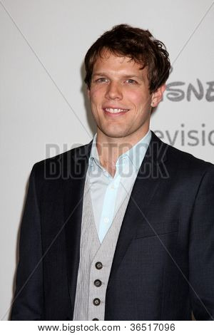 LOS ANGELES - 1 สิงหาคม: Jake Lacy arrive(s) ที่พรรคทัวร์ข่าวร้อนของ 2010 ABC ที่ Beverly Hilt
