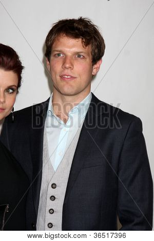LOS ANGELES - 1 สิงหาคม: Jake Lacy arrive(s) ที่พรรคทัวร์ข่าวร้อนของ 2010 ABC ที่ Beverly Hilt