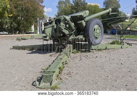 Vologda, Russia - August 20, 2019: Howitzer D-30 In Victory Park Of The City Of Vologda