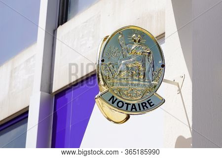 Bordeaux , Aquitaine / France - 05 05 2020 : Notaire Golden French Sign Gold Logo Notary Office Buil