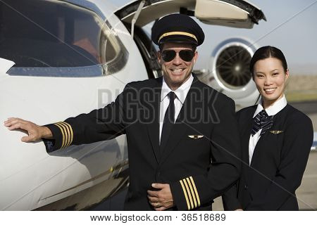 一緒に、飛行機は飛行場で立っている 2 つの幸せな客室乗務員のメンバー