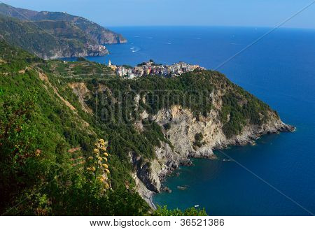 코르 닐 리아 마을 친퀘테레 국립공원에서 산 꼭대기. 이탈리아