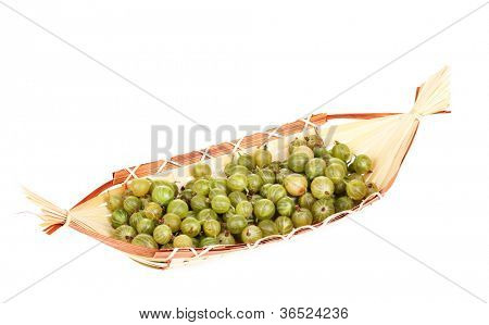 Grüne Stachelbeere in Korb, isolated on white