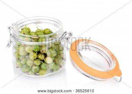 Grüne Stachelbeere in Glas, isolated on white