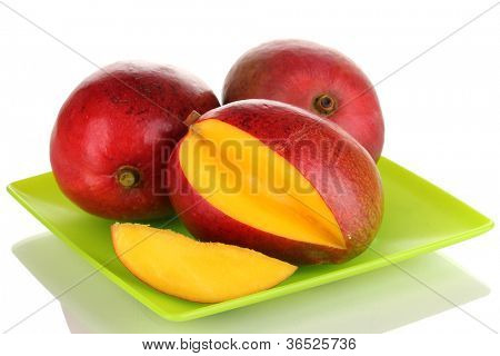 Mogen aptitretande mango på gröna plattan isolerad på vit