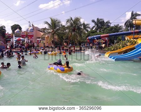 Depok, Jawa Barat, Indonesia - January 1, 2017 : The Atmosphere Of The Water Park Is Filled With Vis
