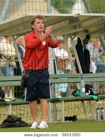 KAPOSVÁR, Maďarsko - 1. září: Trenér Sandor Richter Kaposvár (R) v akci na maďarské Cham
