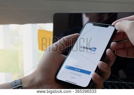 Chiangmai, Thailand - Arp 18,2020 : A Women Holds Apple Iphone X With Linkedin Application On The Sc