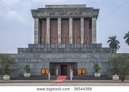 Close Up Ho Chi Minh Mausoleum vartijat ja kukkia.