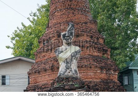 Buddha Mounument In Ruins Of Wat Suwannawas Temple In Ayutthaya, Thailand