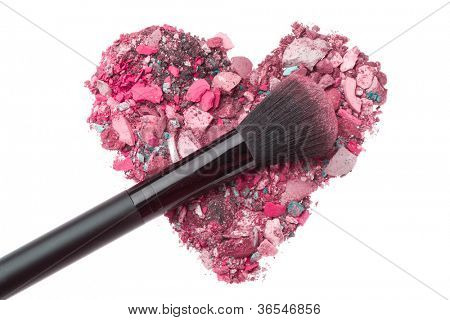 심장 모양의 브러시와 짓 눌린된 eyeshadows