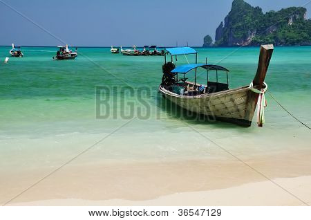 Båd On The Beach, loh Dalam Bay,