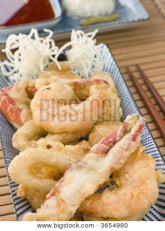 Tempura van zeevruchten met Chili saus en Mouli