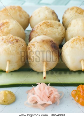 Pesce palla spiedini con insalata di cetrioli