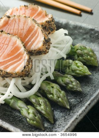 Aangebraden zalm Sashimiblack peper met een Mouli en salade van asperges