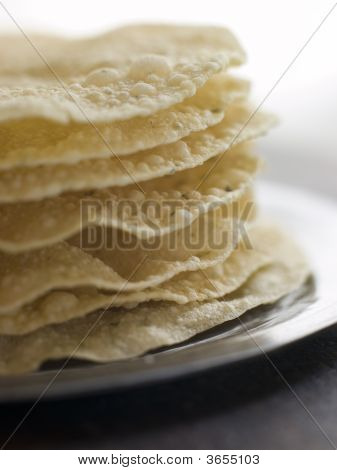 กองซ้อนของ Papadoms สุก