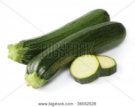 Zucchini på en hvid baggrund