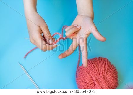 Diy Step-by-step Instructions For Children How To Crochet A Bracelet From Yarn