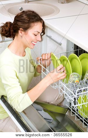 Spülmaschine. Junge Frau in der Küche, die Hausarbeit. Wash-up