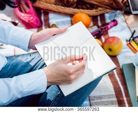 Young Beautiful Girls Drawing The Pictures In Sketchbook.