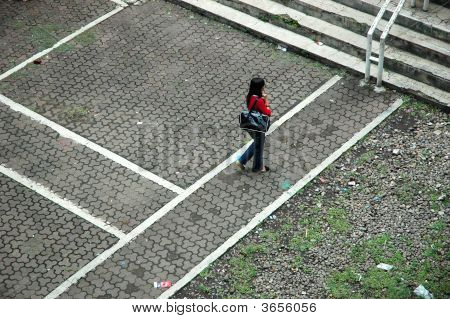 Mujer caminar solo