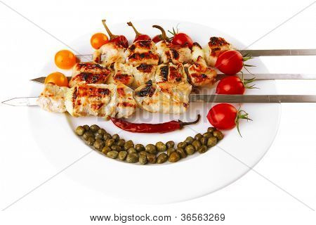frisk stegt svinekød shish kebab på hvidt fad