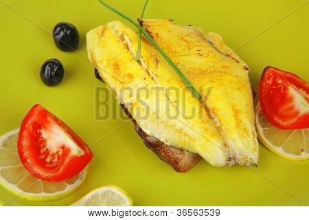 pikantní deska: pečené zlaté seafish filé se zeleninou a citrusy