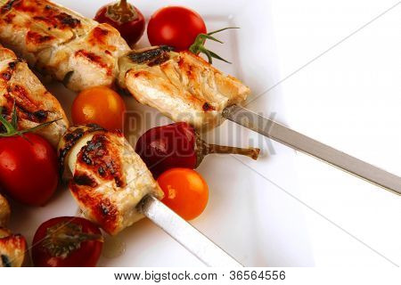 frisk grillet kylling shish kebab på hvidt fad