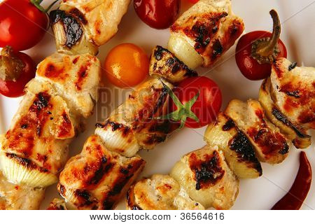 frisk grillet kylling shish kebab på hvidt fad
