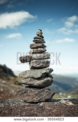 Torre de pedra grande feitos à mão na Noruega.