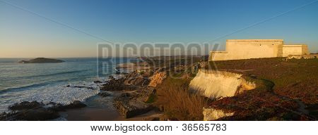 Pessegueiro Beach Kalesi ve Adası Panoraması