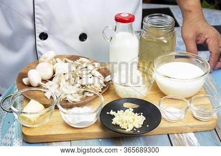 Chef Present Ingredient For Cooked Mushroom Cream Soup / Cooking Mushroom Cream Soup Concepti