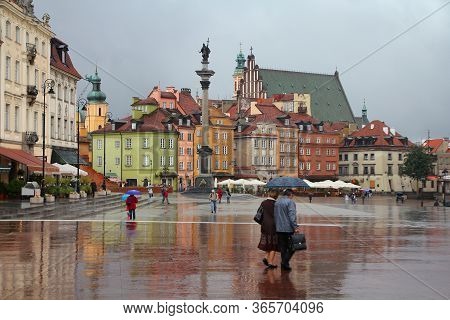 Warsaw, Poland - September 7, 2010: People Visit Plac Zamkowy Square In Old Town In Warsaw, Poland. 