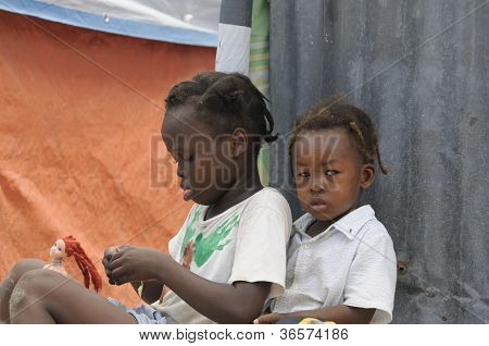 Bambini piccoli haitiani.