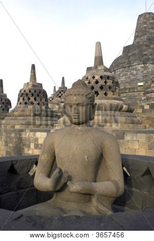 พระพุทธรูปและพระธาตุ