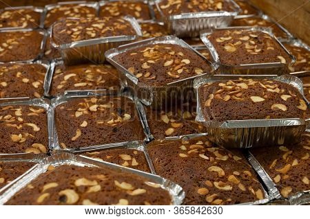 Kolkata, West Bengal, India - 29th Dcemeber 2019 : Plain Plum Cakes Are Being Sold At Nahoum And Son