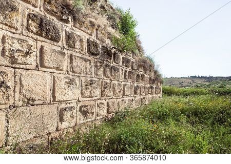 The Ruins Of The Outer Fortress Wall Of The Ateret Fortress - Metzad Ateret - Qasr Atara - Located N