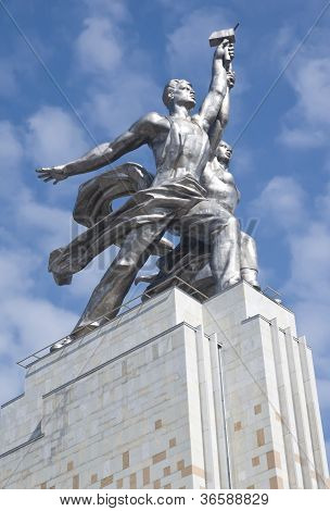 Moskau - August 12: Berühmte sowjetische Denkmal Arbeiter und Kolchosbäuerin (Arbeiter und kollektive Farmer) O